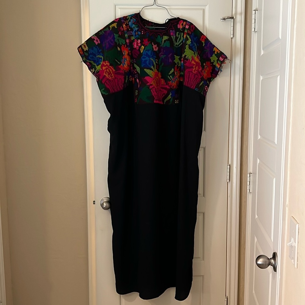 Hand made dress from Oaxaca Mexico . Embroidery is amazing. Long dress size Xl